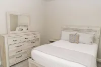 Hotty Toddy! Newly Renovated 2 Bedroom, 2 Bathroom. Walk to Grove! 1st Floor.