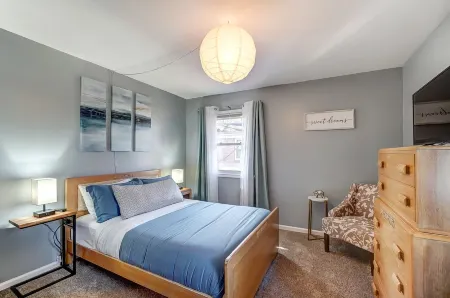 Newly Renovated, 1 block from BGSU, spacious and comfortable