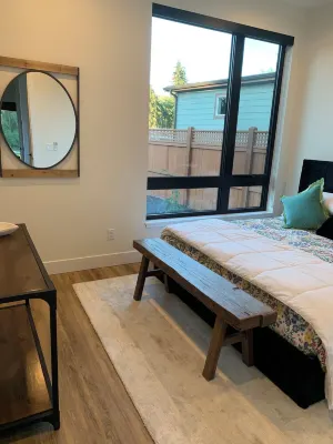 River Front!  One bedroom fully furnished apt 4 miles from Autzen Stadium. Hotels in 