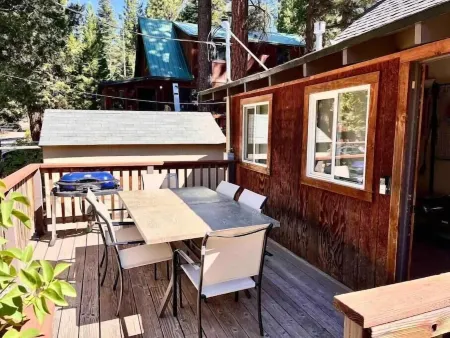 Pet friendly 2bed 2bath sleeps 6 Cabin in Kings Beach Отели рядом с достопримечательностью «Государственная зона отдыха Кингс Бич»