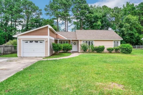 4 BR: 2 King Beds! 5 min from Main Gate, Sleeps 8!