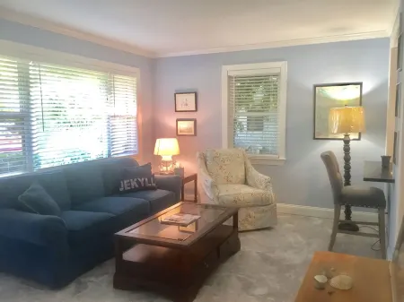 Grace's Getaway: Newly refurbished.Two blocks to the beach!