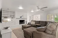 Family Friendly, Updated, Charming Home in North Denton 덴턴 호텔