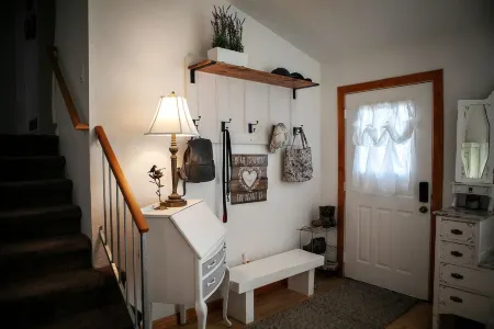 The Flower Artist Home- walk to Pub, Shops & Trails. Dog-friendly! Отели в г. Lafayette