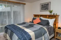 Cozy and Dog Friendly Retreat by Relaxing Creek & Hot Tub by Lake Cushman