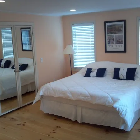 5BR-Beautiful Chatham-Year Round-Sleeps up to ten (10 1 Mile to Town!