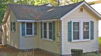 cutie Lakefront Cottage with private beach Hotels in Gilford