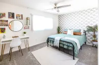 The Desert Inn - Centrally located home. 4BR with pool. Sleeps up to 10! Các khách sạn gần Painting with a Twist