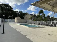 Newly renovated Lantana FL condo, All new luxury furnishings, 2 miles from Ocean