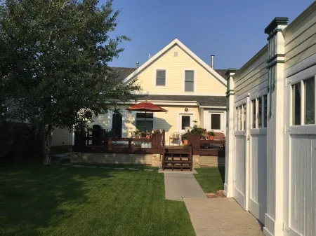 Beautiful 2BR, 2BA Condo in Historic Downtown Home Sleeps 4 Отели в г. Ред Лодж