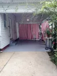 Garden Cottage in the city. Pet friendly!