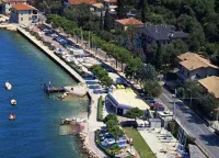 Large and bright apartment, parking and terrace overlooking the lake