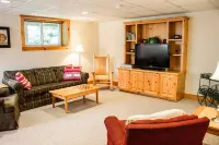 Ski in/Ski out 2 Bedroom Directly on Grammy Jay Run