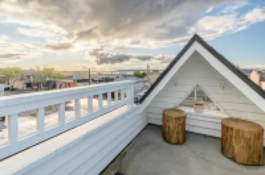 NEW Best LOCATION in Downtown Edmonds