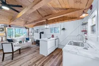 Charming Renovated  Cabin with a Cottage vibe.  Thus "The Cabbage"