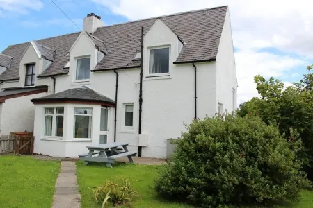 Sleeps 6: Large 4 Bedroom, 4 Bathroom House in Central Portree Отели в г. Портри