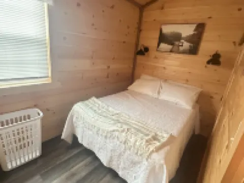 Cozy TINY HOUSE in a very quiet cove. 拉塞爾酒店