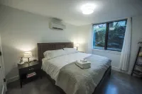 Restful, Convenient Getaway Near Downtown and Seattle’s Largest Park ウエストポイント・ライトハウス周辺のホテル