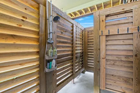 Sip 'N Sea - Built w/ All the Amenities & just a 3 minute walk to beach!