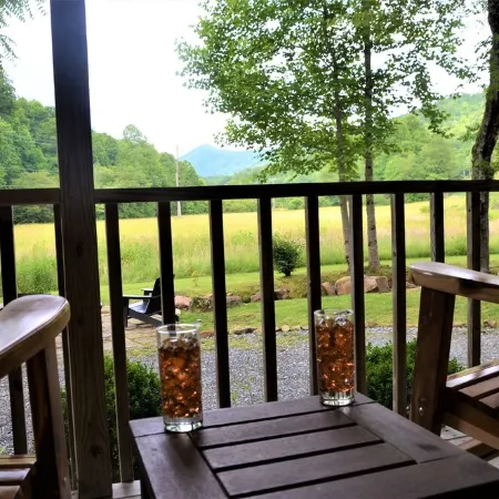 Secluded Creekfront Cabin Mountain Views.• Easy Access for Cars/Cycles•Near TOTD