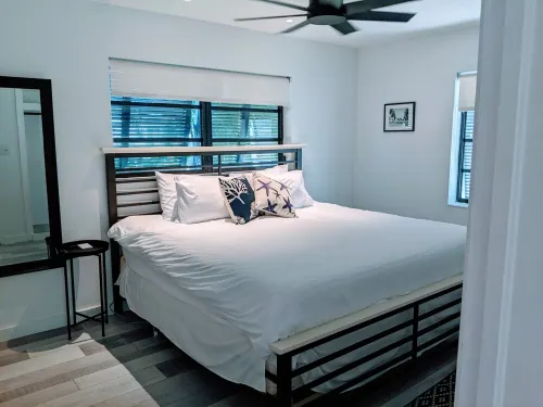 Modern Beach House, Private Screened-in Pool, close to Beach & Restaurants