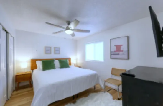 Charming Chalet. Fire Pit. Dogs Welcome. Just a Half-Mile Stroll to the Beach!