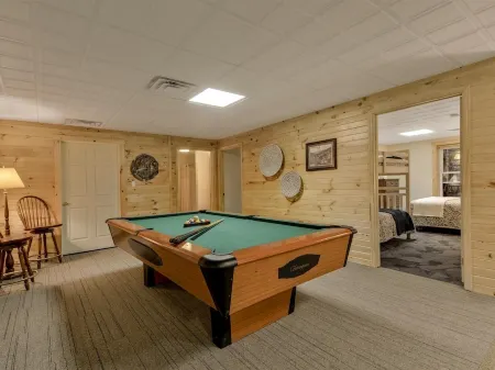 SHADE MOUNTAIN RETREAT ★ CEDAR BARREL SAUNA & HOT TUB!! ★ 28 ACRES ★ SLEEPS 20 Отели в г. Juniata County