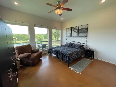 Waterfront Retreat -- plenty of privacy Отели в г. Хант