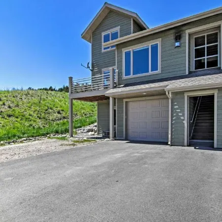 Great location with view and private hot tub!  Well-equipped 3 bedroom.