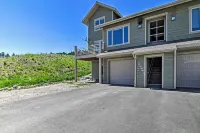 Great location with view and private hot tub!  Well-equipped 3 bedroom.