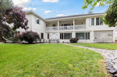 Luxury Villa with King Beds, Game Room, Sleeps 11 Hotels near Medford Volkswagen Service Center