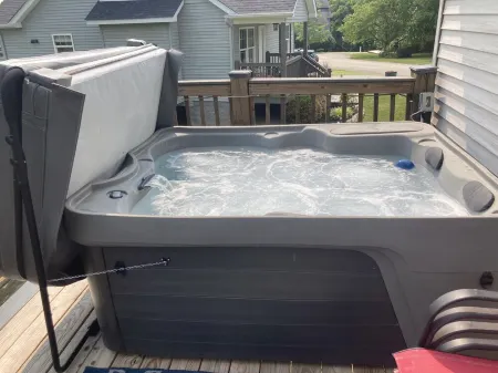 3B/3B; Single Family Lakeside Retreat W/Hot Tub