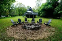 Riverfront🏕A-Frame/HOT TUB/Fire Pit! FAST Wifi Отели рядом с достопримечательностью «Mercury Paper»