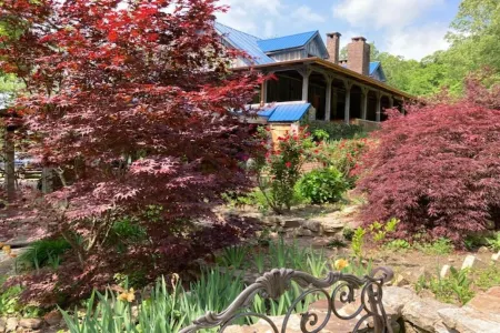 Tranquil Estate in the Foothills of the Ozarks, sleeps 18