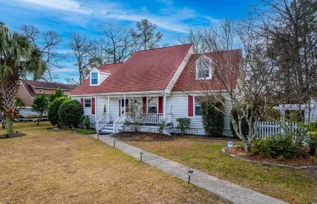 Family/Pet friendly home beside the Waccamaw River.