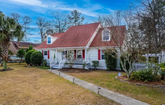 Family/Pet friendly home beside the Waccamaw River.
