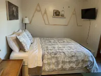 Newly renovated 3 Bedrm condo, walking distance to the ski resort!