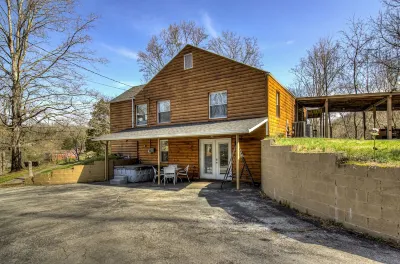 Jamie's Mountain Retreat w/ 6 Bedrooms. Hot Tub, Swing, Arcade, & BBQ on 5 Acres 와일더네스 앳 더 스모키스 주변 호텔