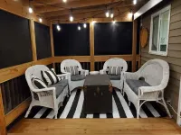 Cozy Renovated Bungalow Perfect for Families Hotel di Spanish Lake Township