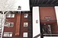 Beautiful 2 bedroom condo & king conversion bed-living room Sundance pool Hotel di 
