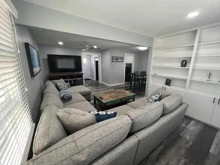 Newly remodeled 3br/1ba home~SW Topeka location~Sleeps 6 Отели в г. Shawnee County