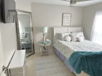 Village of Mallory, Close to Sumter Landing Sq. 3BD, 2Bath with Gas Golf Cart. Hotels near Publix Super Market at Colony Plaza