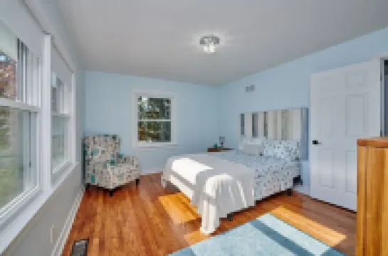 Fox Valley Farmhouse Overlooking The Fox River! Hotels in Saint Charles