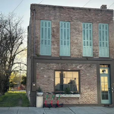 Heart of Downtown w Balcony by Dauphin St; walk to restaurants & shops SLEEPS 6!