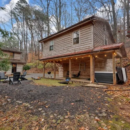 HOT TUB:: KING COMFY BEDS :: Convenient location to Downtown, Campus, West Knox