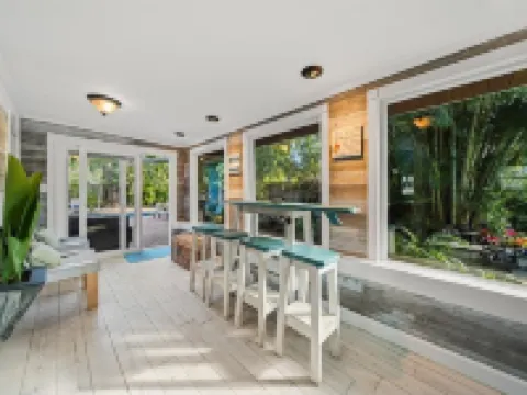 4/4 Home w/ Pool & Hot Tub – Steps from the Beach! 墨爾本海灘酒店