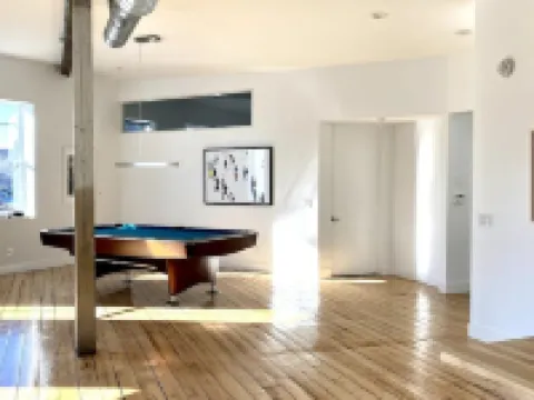 Artist's Loft steps from UPAC! キングストンのホテル