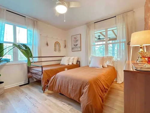 5/4 including 2 in-laws suites, 1 min to downtown!