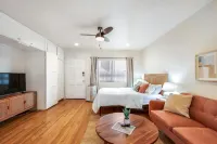 Stroll to the Beach from your 2nd Street Studio 네이플스 주변 호텔