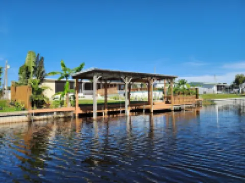Shadow's Oasis, Tropical Cozy 2/2 w/ Pool, Sundeck & Fishing in your own space!